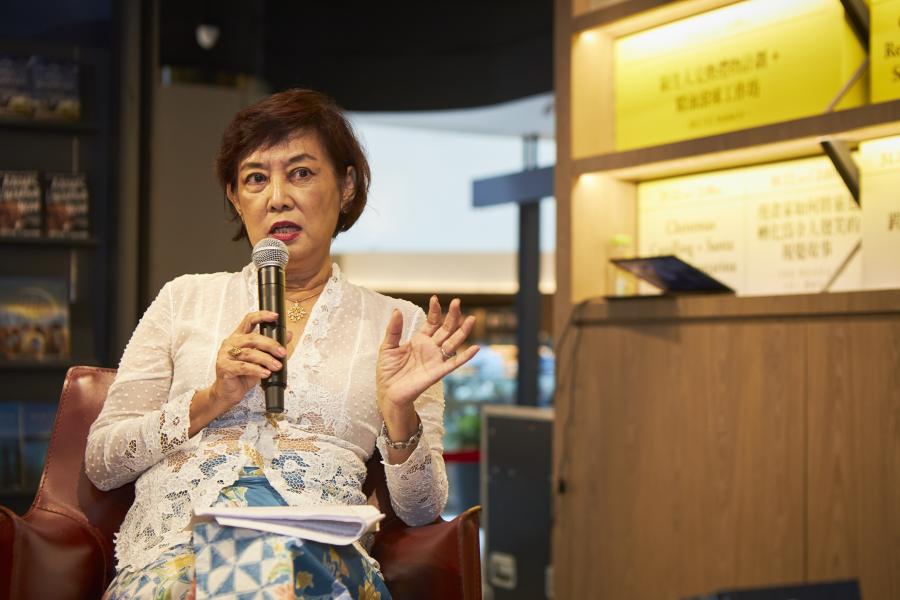 Guest panellist, author and cultural activist, Lee Su Kim sharing her writing advice.