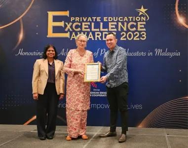 Professor Lim Weng Marc receives his award