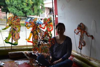 Dr Fiona holding a wayang kulit